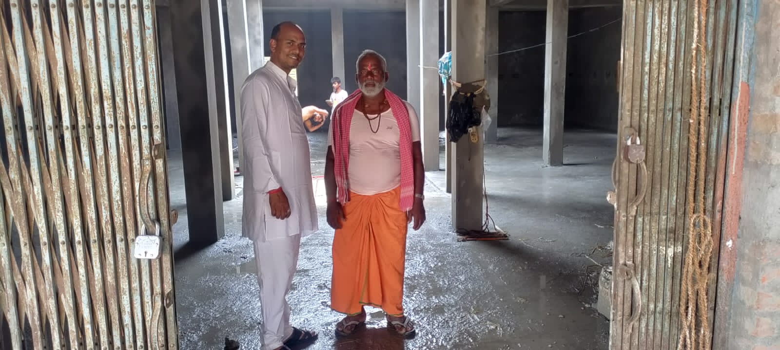 युवा नेता यादवद्वारा शिवनगर धर्मशाला निर्माणमा २५ बोरा सिमेन्ट सहयोग।