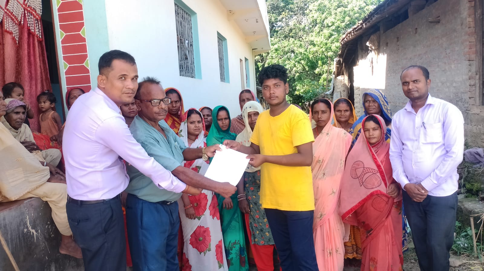 लक्ष्मी लघुबितिय संस्था लिमिटेड हर्षाहाद्धारा गरुडाका एक छात्रलाई छात्रबृति प्रदान ।