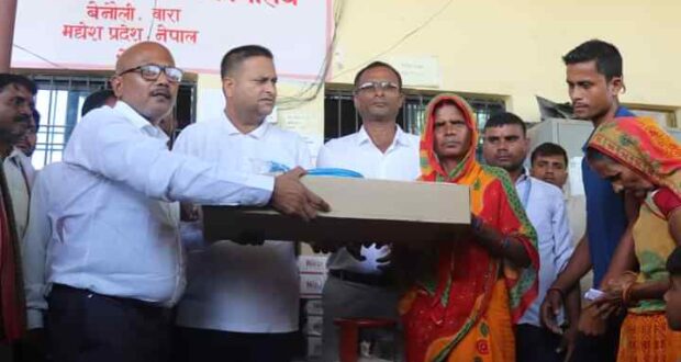 पचरौताका मेयर सिंहद्वारा स्थानीयलाई गैस सिलिण्डर र चुल्हो सेट वितरण कार्य सम्पन्न ।