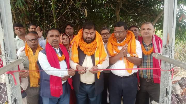 गरुडाका नगर प्रमुख जयसवालद्वारा झोलुङ्गे पुलको उद्घाटन ।