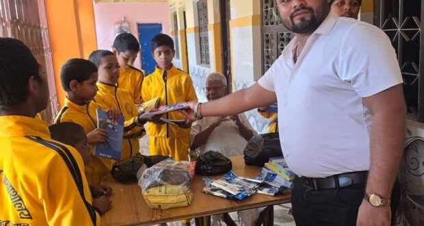 समाजसेवी यादवद्वारा जन्मदिनको अवसरमा अनाथ बालबालिकालाई शैक्षिक सामग्री सहयाेग।