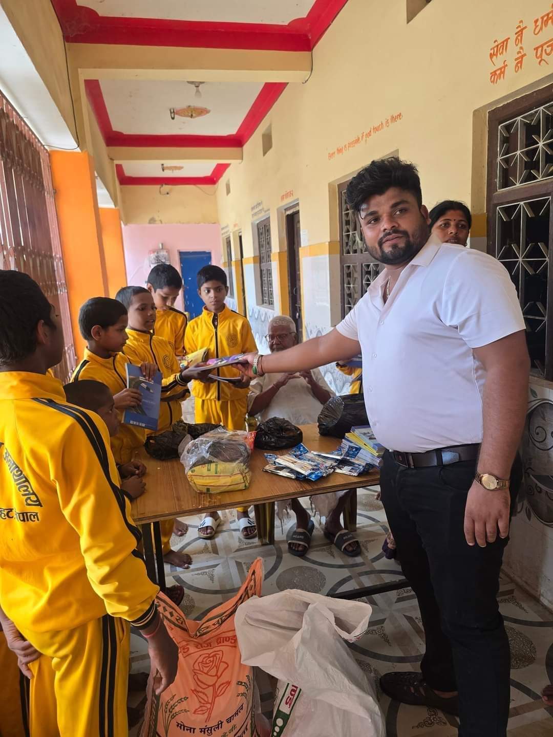 समाजसेवी यादवद्वारा जन्मदिनको अवसरमा अनाथ बालबालिकालाई शैक्षिक सामग्री सहयाेग।