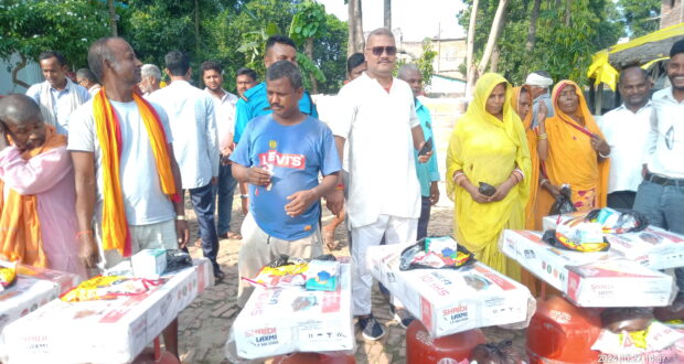अध्यक्ष सिंहद्वारा दुर्गा भगवतीमा ग्यास सिलिन्डर चूल्हो सेट सहित राहत सामग्री वितरण ।