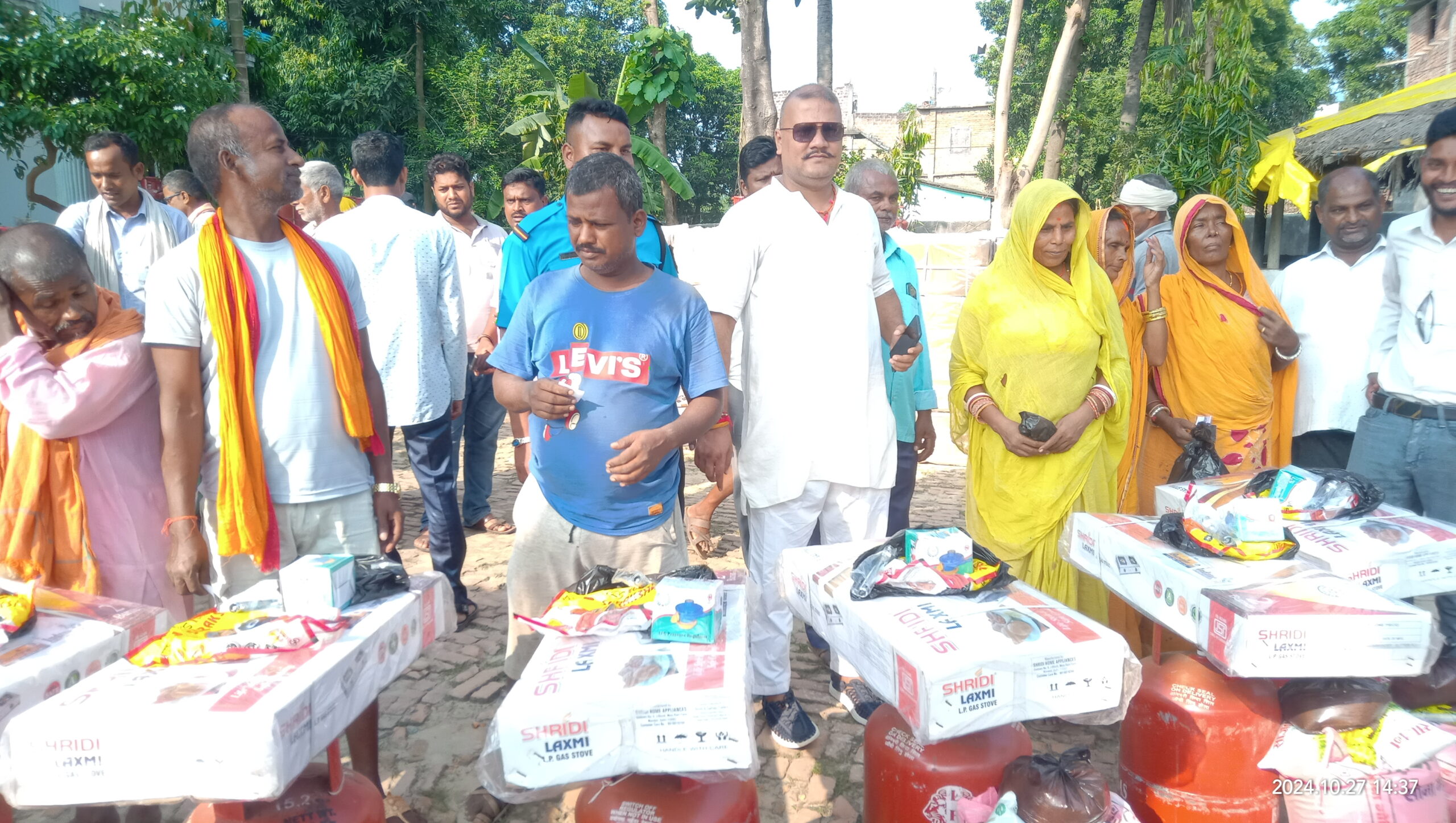 अध्यक्ष सिंहद्वारा दुर्गा भगवतीमा ग्यास सिलिन्डर चूल्हो सेट सहित राहत सामग्री वितरण ।