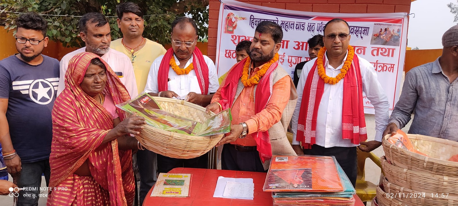 गरुडाका नगर प्रमुृख जैसवालद्धारा ४ सयभन्दा बढि छठ ब्रतालुलाई दउरा,सुपलि र साडी बितरण ।