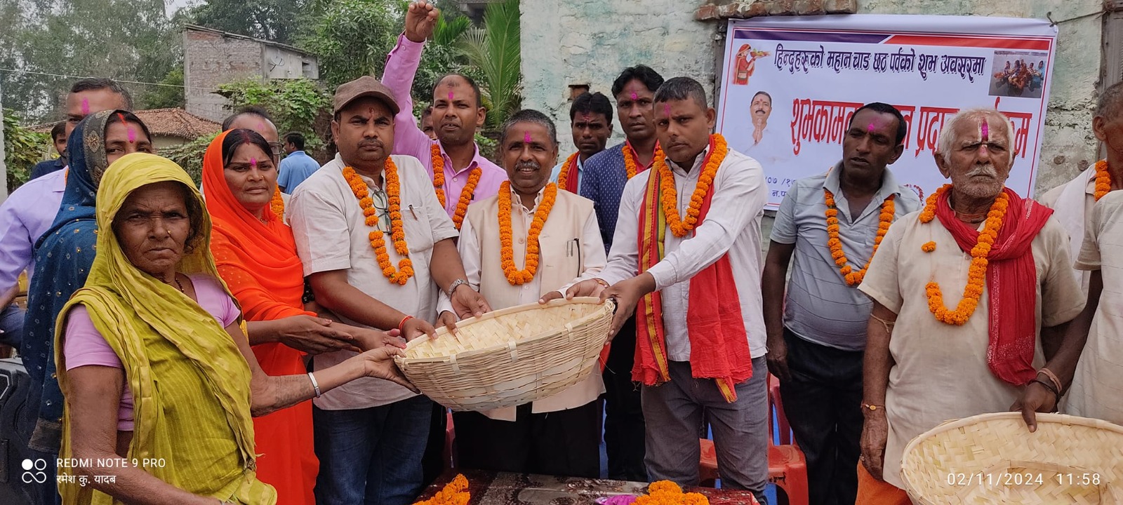 गरुडा-५ महम्मदपुरका वडाअध्यक्ष साहद्धारा ८ सय छठ ब्रतालु महिलाहरुलाई दउरा,सुपली बितरण ।