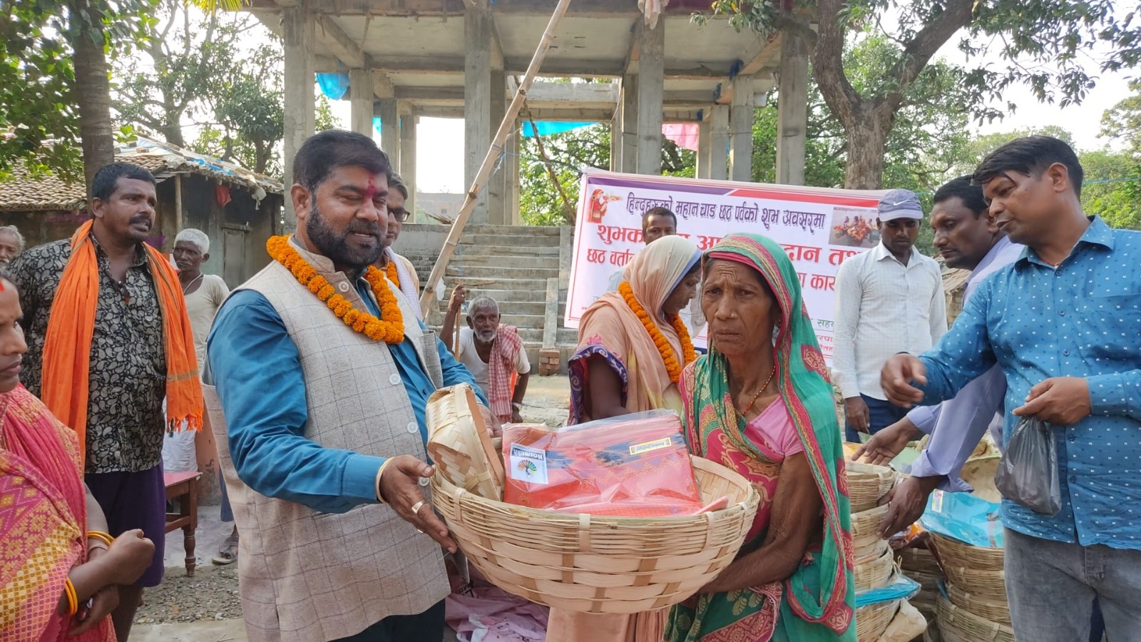 गरुडाका नगर प्रमुख जैसवाल दोस्रो दिन ५ सय भन्दा बढि ब्रतालुलाई गरे छठ पुजाको समाग्री बितरण