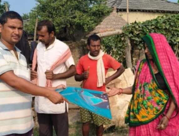 वडा अध्यक्ष संजय यादवद्वारा छठ व्रतालु महिलाहरुलाई साडी वितरण ।