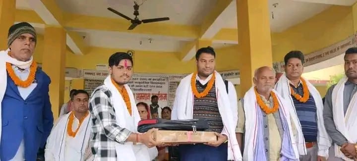 कटहरियाका नगर प्रमुख जैसवालद्वारा एस.इ.इ मा उत्कृष्ट गरेका ५ जनालाई ल्यापटप वितरण ।