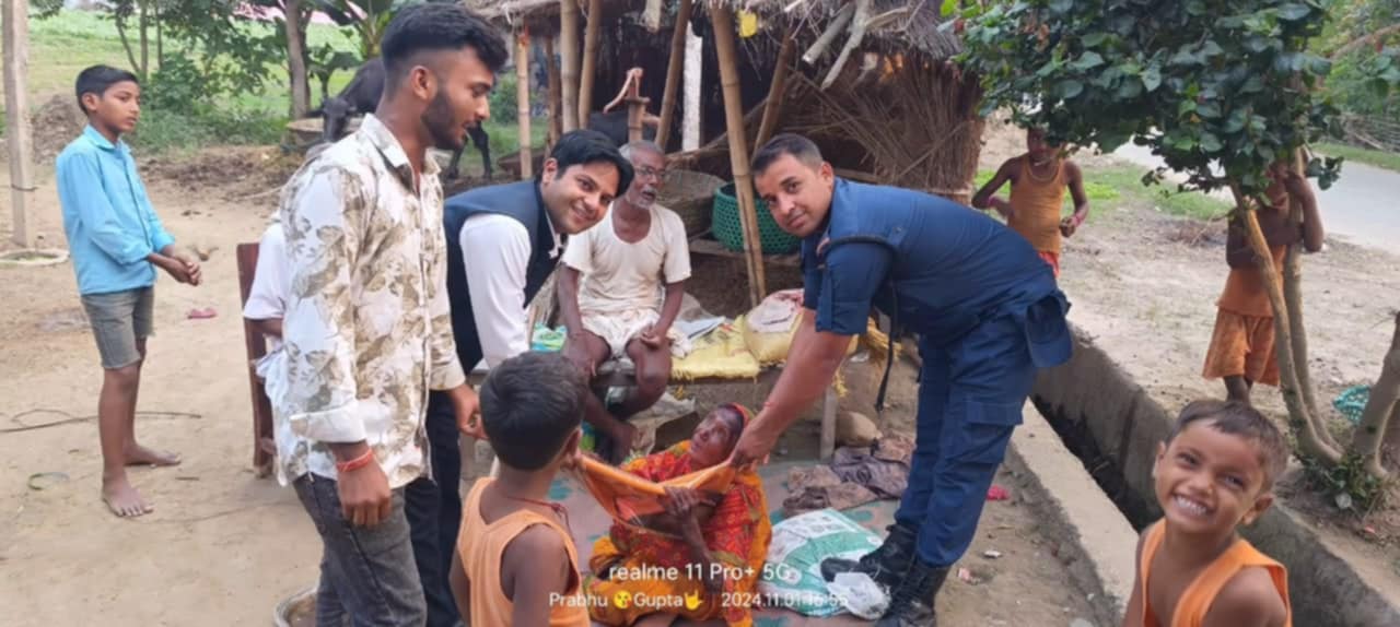 मौलापुर-१ मा स्वास्थ्यकर्मी कुशवाहाद्वारा छठ ब्रतालु महिलालाई साडी बितरण।
