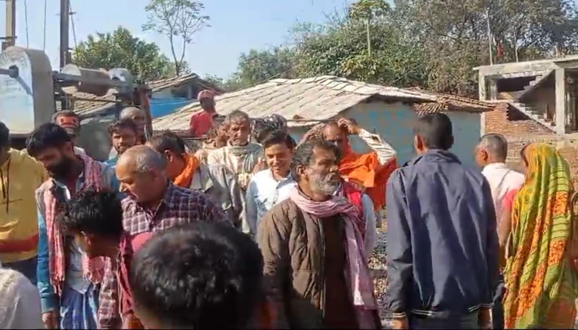 देवाही गोनाहीको पिपरामा ईस्टिमेट अनुसारको सिमेन्ट प्रयोग नगर्दा सडक ढलानमा अवरोध ।