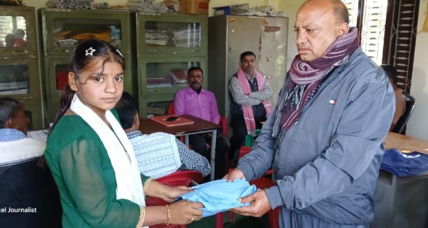 आधारभूत विद्यालय ईनवा ‘क’ का विद्यार्थीहरुलाई स्कूल ड्रेस वितरण।