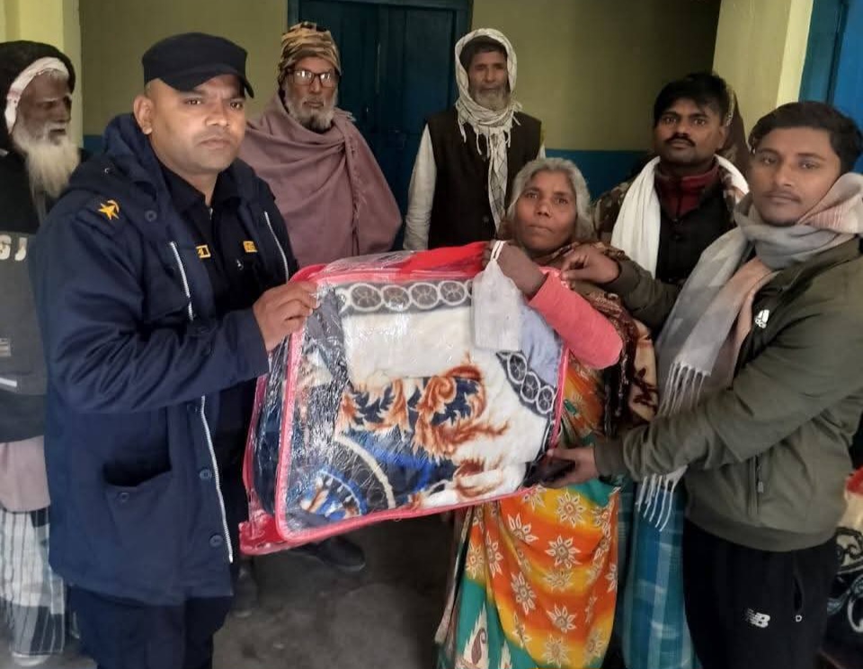 ईप्रका राजपुरमा वरिष्ठ सई कुर्मीद्वारा ब्यालेन्केट वितरण।