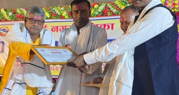 बौधिमाईको १० औं नगरसभामा लेखापाल यादव सम्मानित, ५१ सय नगदसहित प्रशंसा पत्र प्रदान