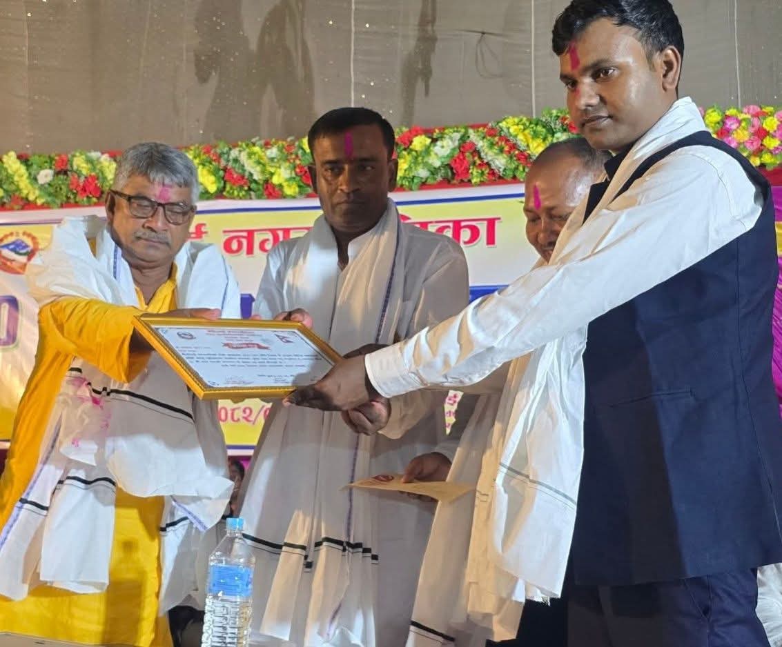 बौधिमाईको १० औं नगरसभामा लेखापाल यादव सम्मानित, ५१ सय नगदसहित प्रशंसा पत्र प्रदान