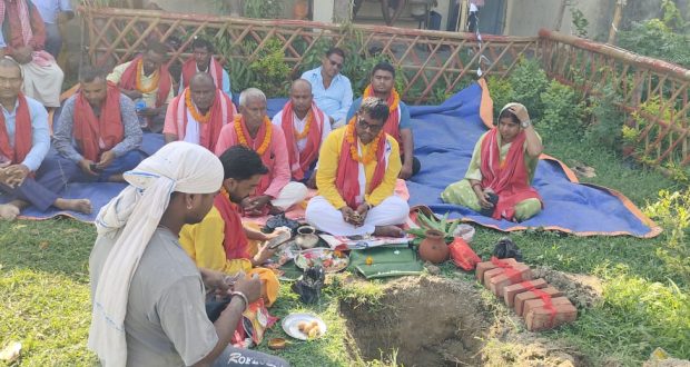 वृन्दावनका मेयर कुर्मीद्वारा रुपा नेपाली पाल धमौरामा सरस्वती मन्दिरको शिलान्यास