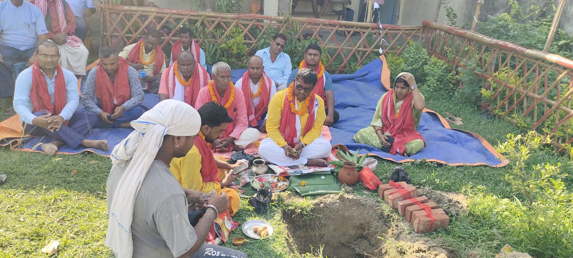 वृन्दावनका मेयर कुर्मीद्वारा रुपा नेपाली पाल धमौरामा सरस्वती मन्दिरको शिलान्यास