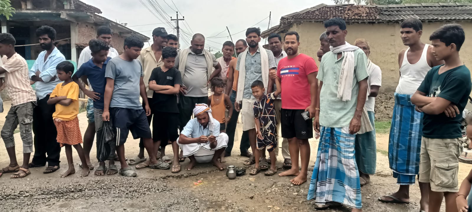 कटहरिया–८ मा वडाध्यक्ष शाहको पहलमा जिर्ण ढलान सडकको पुनः ढलान कार्य सुरु