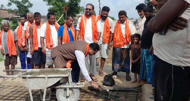 गुजरा-४ कनकपुरमा पूर्व राज्यमन्त्री चौधरीद्वारा सडक स्तरोन्नति तथा ढलान कार्यको शिलान्यास