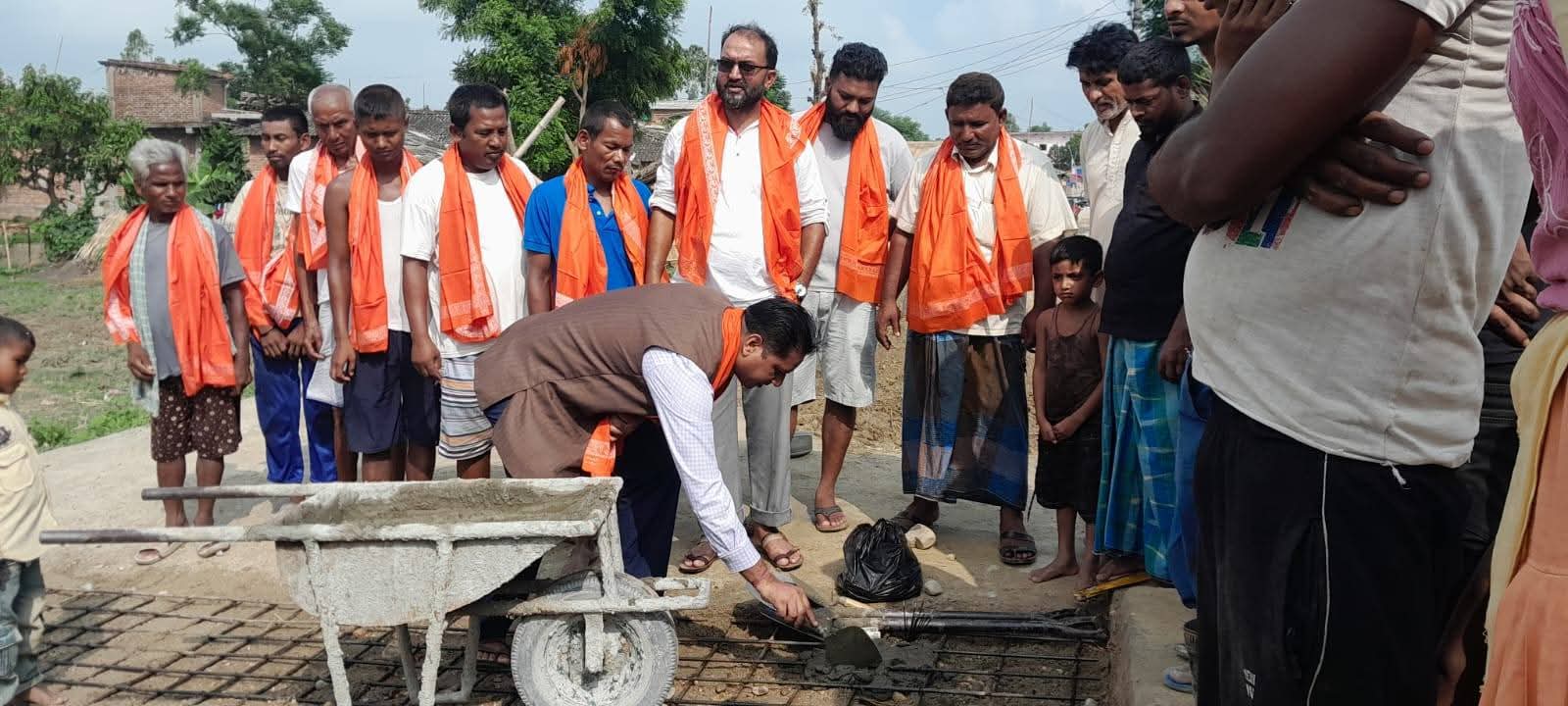 गुजरा-४ कनकपुरमा पूर्व राज्यमन्त्री चौधरीद्वारा सडक स्तरोन्नति तथा ढलान कार्यको शिलान्यास