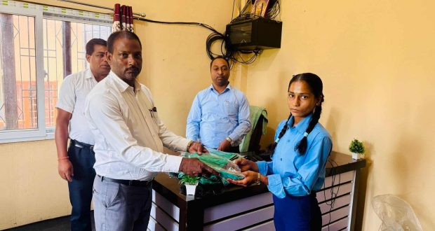 धरहरीमा प्राबिधिक धारतर्फका विधार्थीलाई गरियो ड्रेस वितरण
