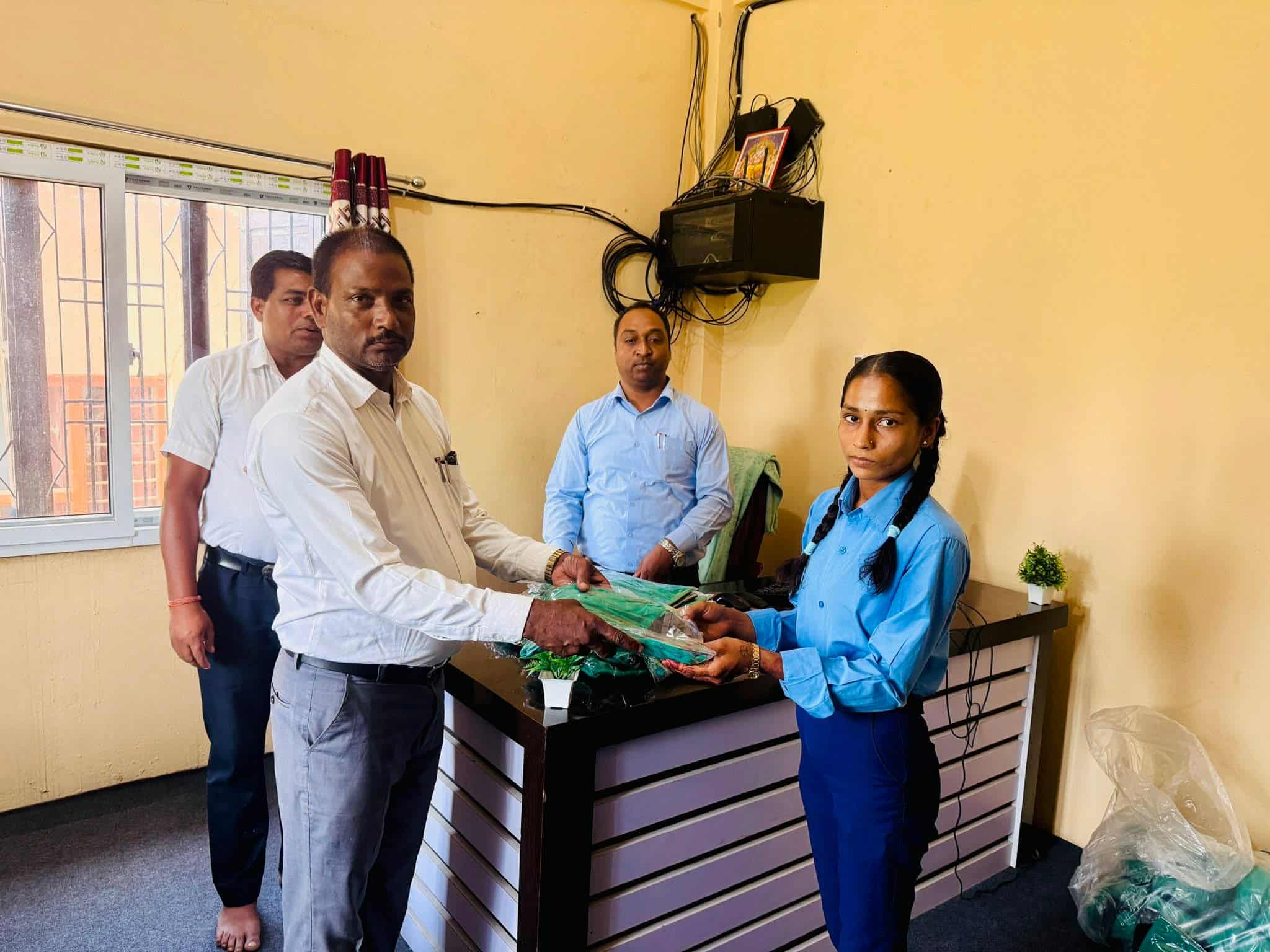 धरहरीमा प्राबिधिक धारतर्फका विधार्थीलाई गरियो ड्रेस वितरण