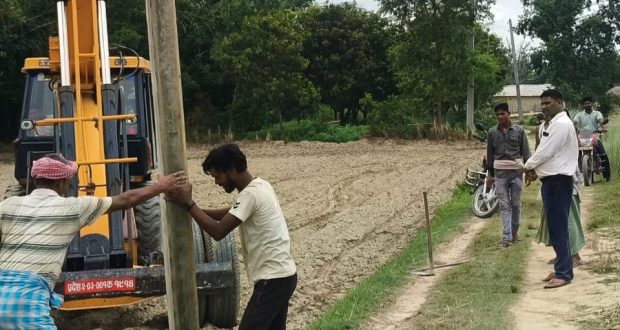 सिंचाइ सुधारका लागि फतुवा बिजयपुर–२ सितलपुरमा कृषि पोल गाडियो