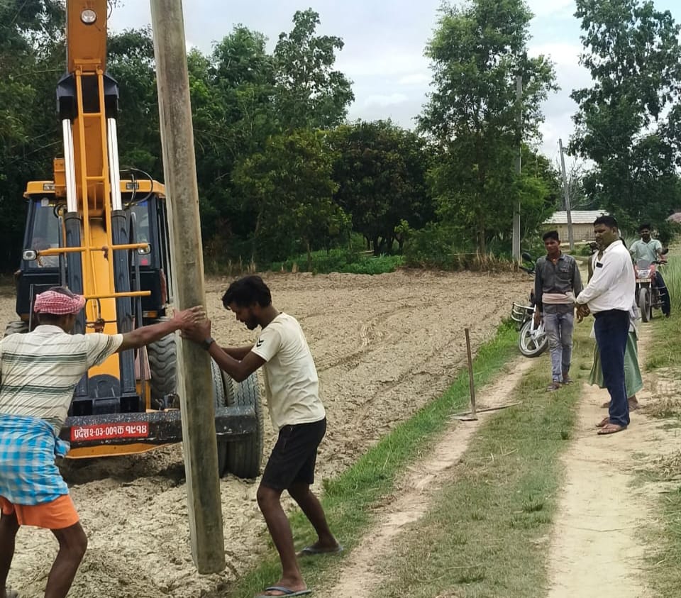 सिंचाइ सुधारका लागि फतुवा बिजयपुर–२ सितलपुरमा कृषि पोल गाडियो