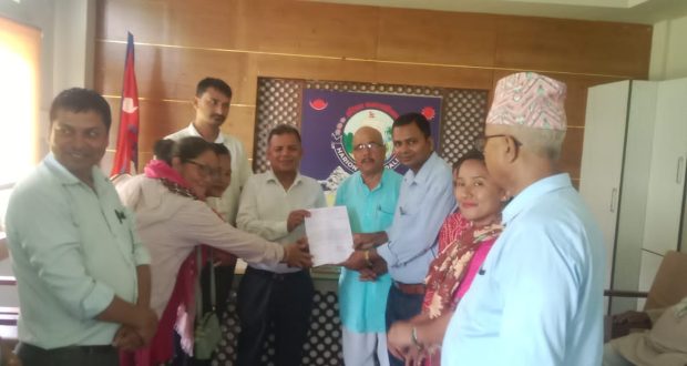 सर्लाहीको हरिवन नगर प्रमुखलाई शिक्षकहरूको ज्ञापनपत्र