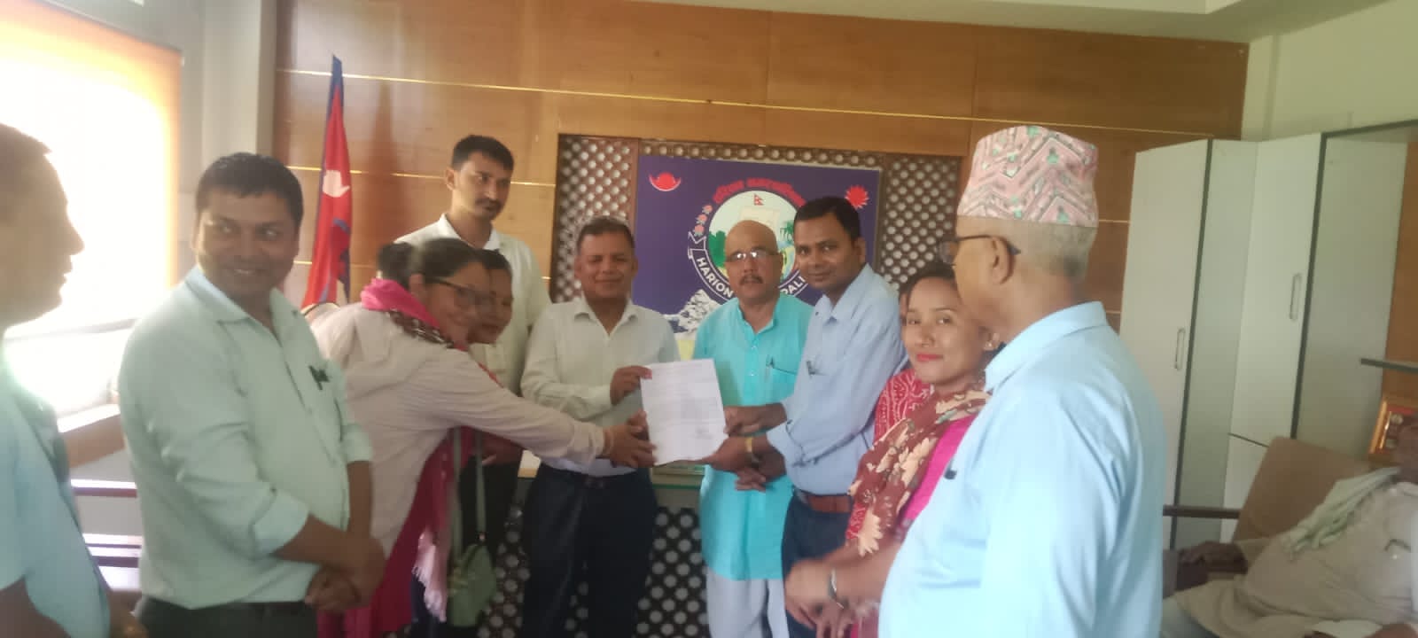 सर्लाहीको हरिवन नगर प्रमुखलाई शिक्षकहरूको ज्ञापनपत्र