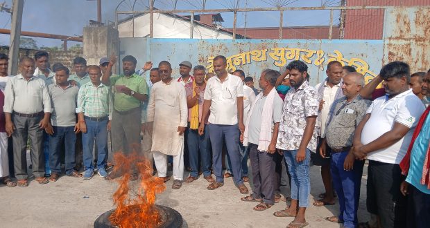 रौतहटमा उखु किसानद्वारा अनुदान नपाएको विरोधमा टायर बालेर प्रदर्शन