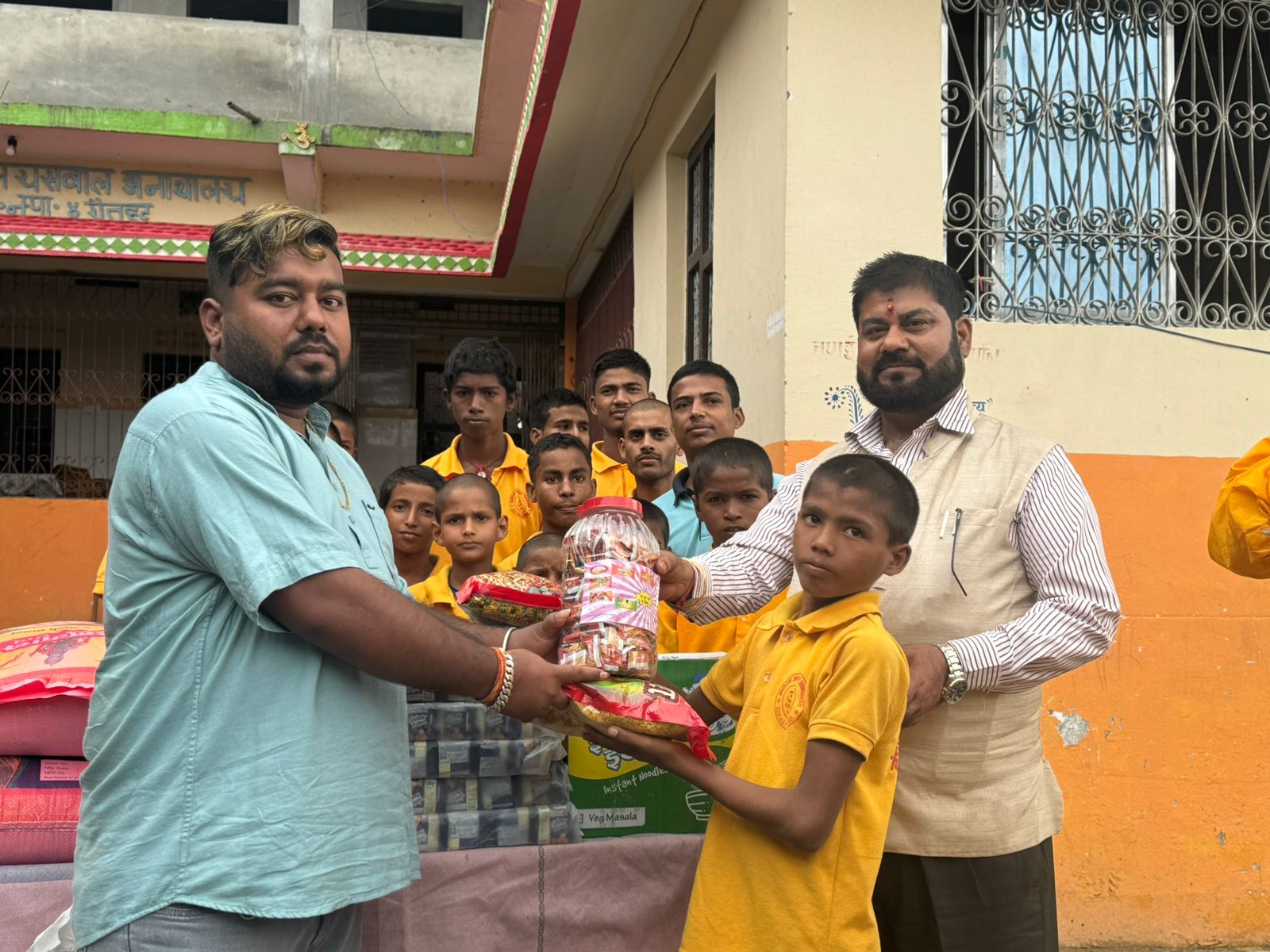 कटहरियाका समाजसेवी दासको जन्मोत्सवमा अनाथालयमा खाद्यान्न सामग्री वितरण