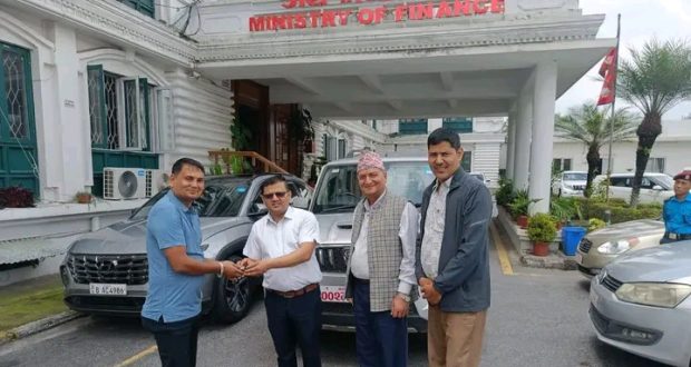 अर्थ मन्त्रालयद्वारा निजगढ नगरपालिकालाई चारपाङ्ग्रे सवारी साधन सहयोग