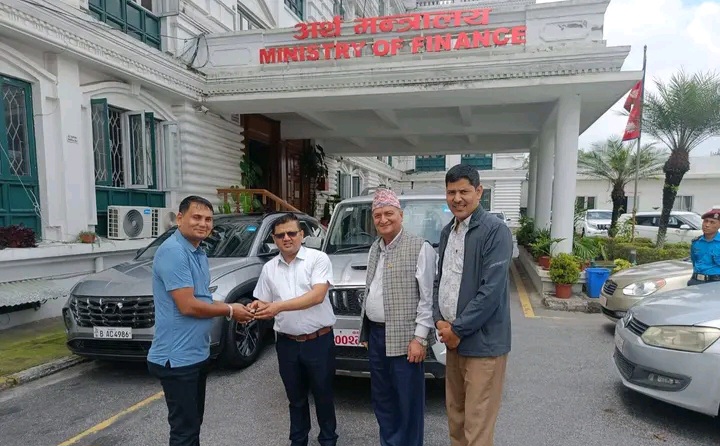 अर्थ मन्त्रालयद्वारा निजगढ नगरपालिकालाई चारपाङ्ग्रे सवारी साधन सहयोग