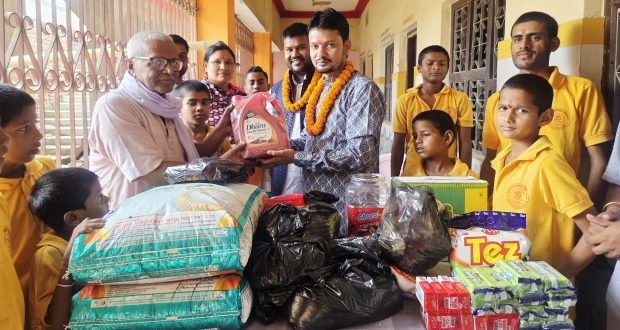 पत्रकार पटेलले जन्मदिनको अवसरमा अनाथ टुहुरा बालबालिकासँग मिठाइ बाँडी-खाद्यान्न सामाग्री हस्तान्तरण गरे