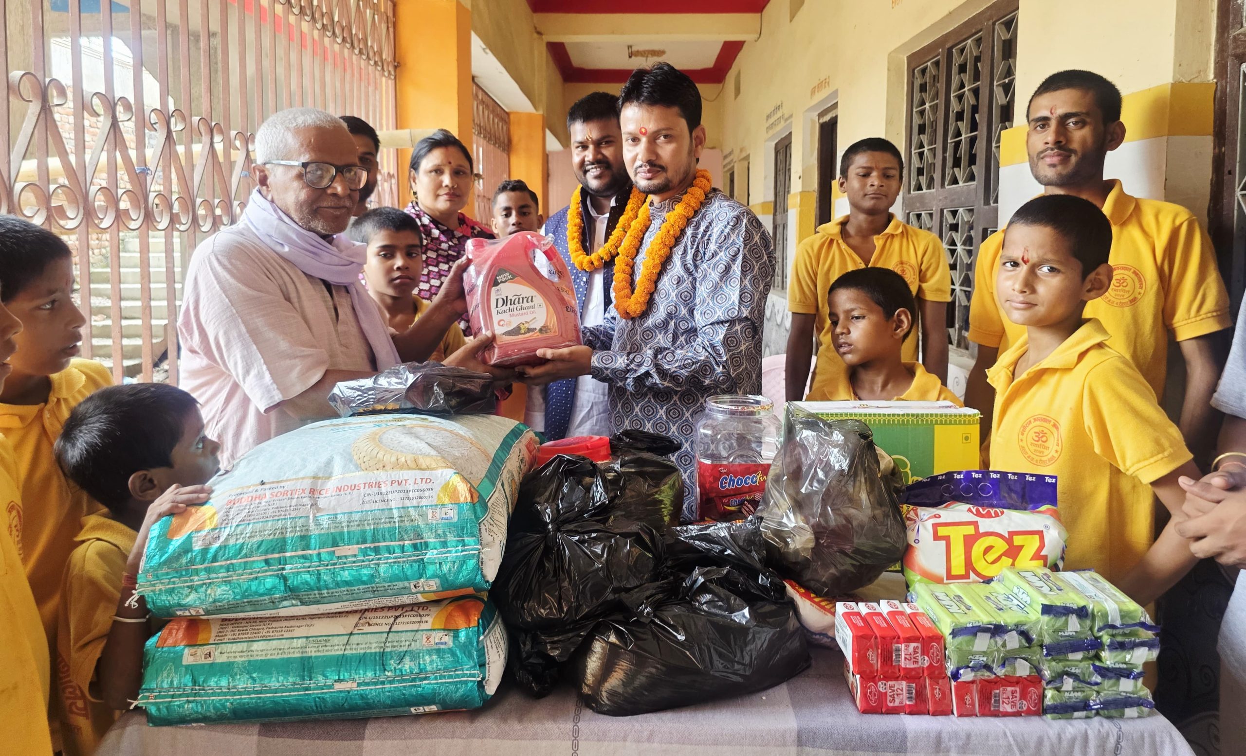 पत्रकार पटेलले जन्मदिनको अवसरमा अनाथ टुहुरा बालबालिकासँग मिठाइ बाँडी-खाद्यान्न सामाग्री हस्तान्तरण गरे