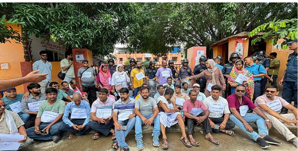 पत्रकारमाथि गरिएको आक्रमणको विरोधमा सीडीओ कार्यालय धनुषा अगाडी धर्ना जारी