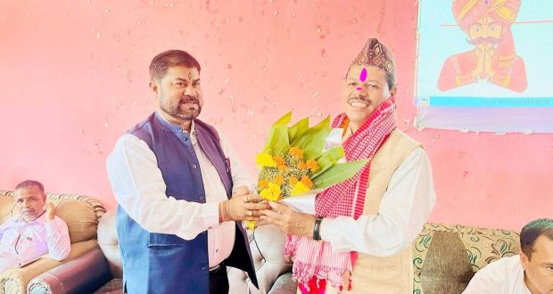 गरुडामा नयाँ प्रमुख प्रशासकीय अधिकृत न्यौपानेलाई नगर प्रमुख जयसवालद्वारा भव्य स्वागत