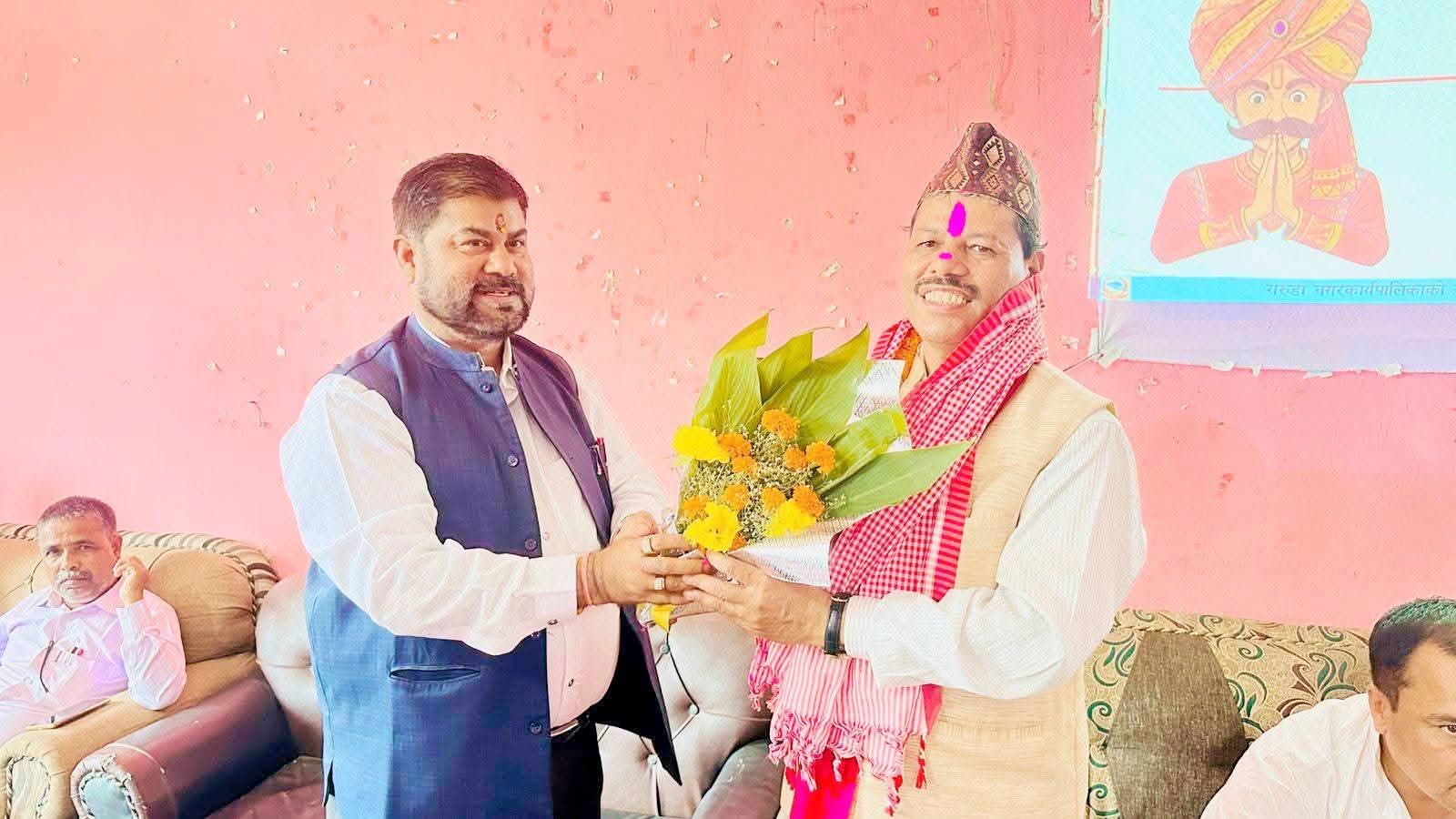 गरुडामा नयाँ प्रमुख प्रशासकीय अधिकृत न्यौपानेलाई नगर प्रमुख जयसवालद्वारा भव्य स्वागत