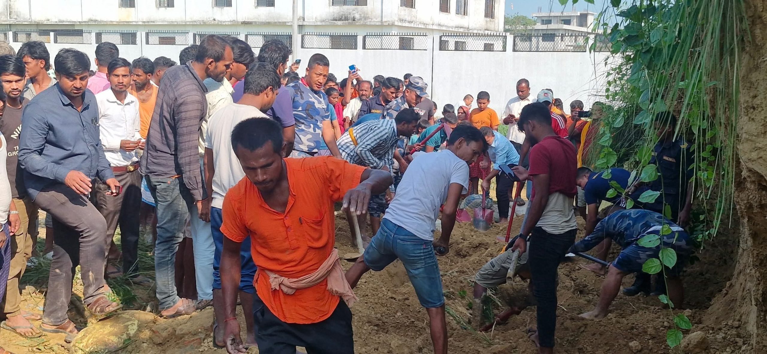 बारामा घर लिप्न माटो खन्दा ढिस्कोमा पुरिएर दुई जनाको मृत्यु, ६ जना घाइते