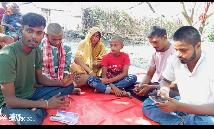 राैतहटकाे महम्मदपुर निवासी सुकुम्बासी परिवारलाई समाजिक अभियन्ता यादवकाे सहयोग