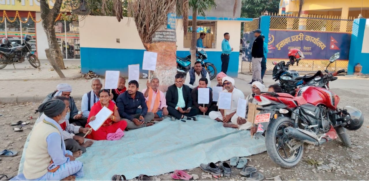 गरुडामा नागरिक दबाबः  रौतहट जिला अध्यक्ष तेज नारायण यादवको अगुवाइमा इलाका प्रहरी कार्यालय अगाडि धर्ना