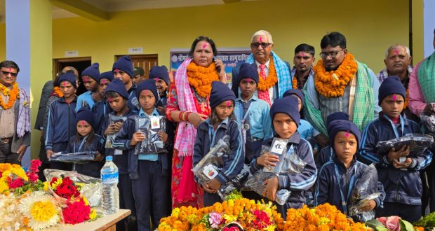 नारी श्रस्टा समाजद्वारा सर्लाहीका विद्यार्थीलाई न्यानो स्विटर, खेलकुद र शैक्षिक सामग्री वितरण