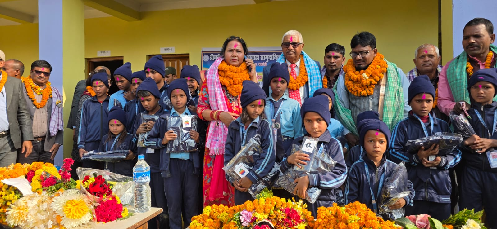 नारी श्रस्टा समाजद्वारा सर्लाहीका विद्यार्थीलाई न्यानो स्विटर, खेलकुद र शैक्षिक सामग्री वितरण