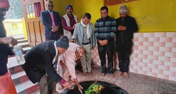 रौतहट-३ मा जसपा नेपालको उम्मेदवार गोविन्द चौधरी शिवमन्दिर दर्शनपछि जनताको घर दैलोमा।