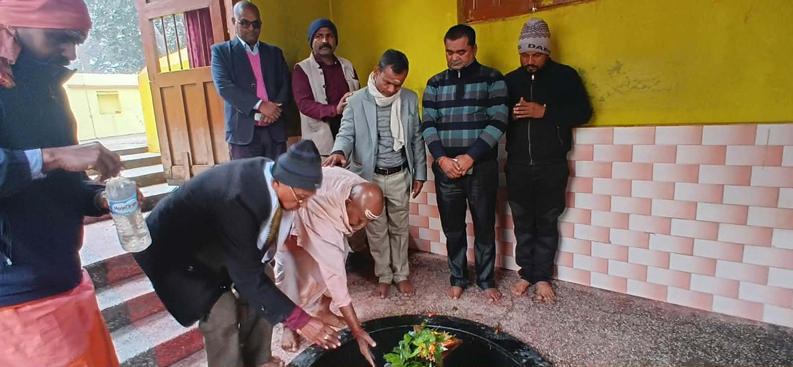 रौतहट-३ मा जसपा नेपालको उम्मेदवार गोविन्द चौधरी शिवमन्दिर दर्शनपछि जनताको घर दैलोमा।