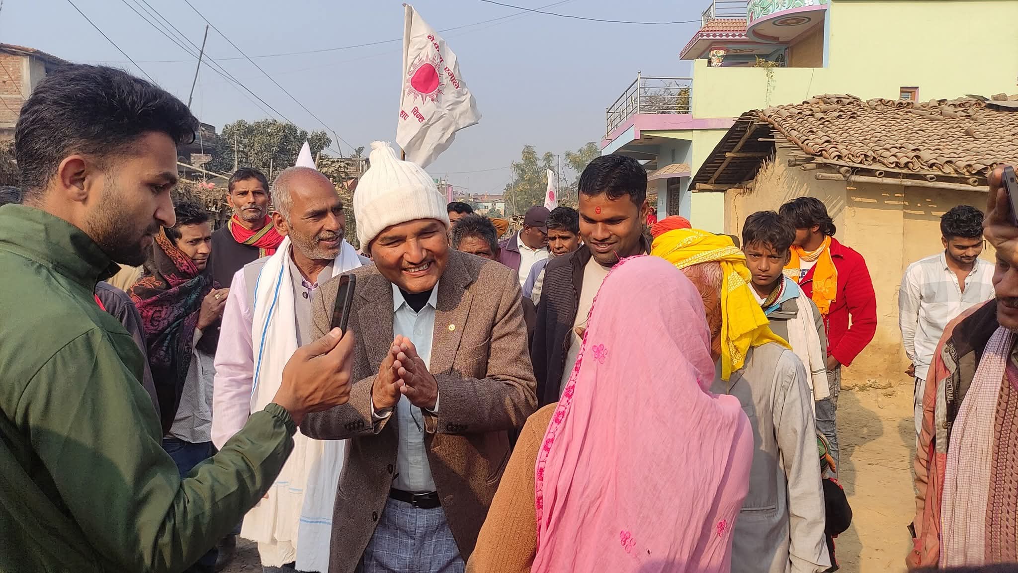 बारा-२ मा नेकपा एमालेका उम्मेदवार बलबीर चौधरीको पचरौतामा घरदैलो अभियान