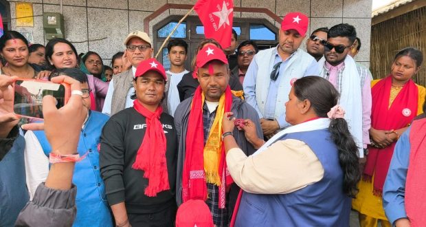 रौतहट-३ मा नेकपा उम्मेदवार पूनम यादवको अभियानमा एमाले नेता चौधरीको पार्टी प्रवेश