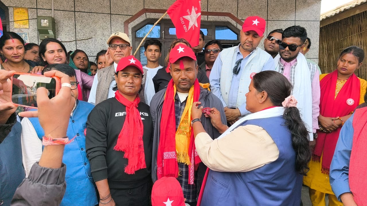 रौतहट-३ मा नेकपा उम्मेदवार पूनम यादवको अभियानमा एमाले नेता चौधरीको पार्टी प्रवेश