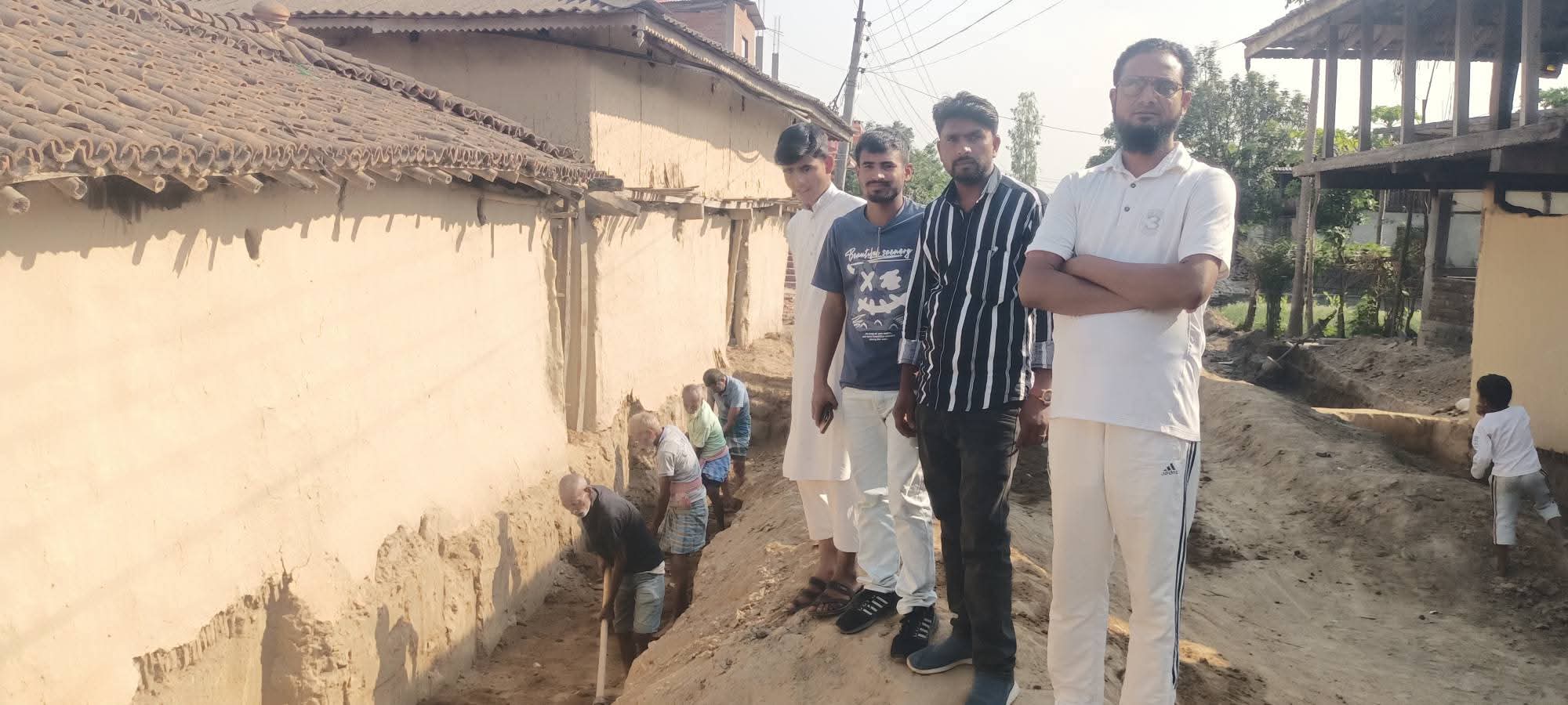 स्थानीयको पहल तथा नगर प्रमुखको सक्रियताले गुजरा-३ बलुआ टोलमा नाला निर्माण सुरु